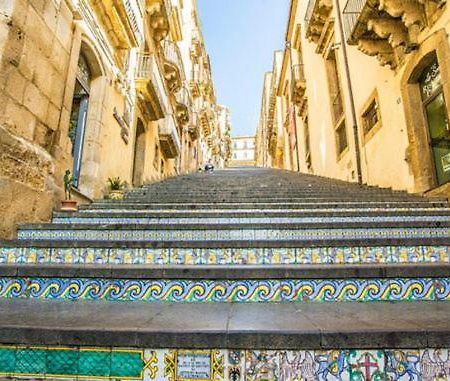 A Due Passi Dalla Scalinata Rooms Caltagirone Eksteriør billede